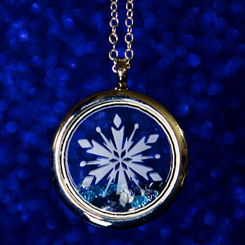 Réplica en colgante con el copo de nieve de Elsa basada en la saga de Frozen. Esta moneda oficial está realizada en latón chapado en oro con cristales con unas dimensiones aproximadas de 3 x 3 cm.
