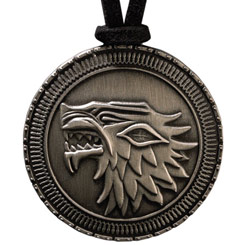 Colgante Oficial del Escudo de la Familia Stark basado en la serie de Televisión de Juego de Tronos. El colgante está realizado en metal con una altura aproximada de 2,50 cm.