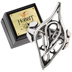Añade un toque de realeza élfica a tu colección con esta impresionante joya de The Hobbit. El majestuoso anillo de Elrond, Señor de Rivendel, es una pieza única elaborada en plata de primera ley, que refleja el refinado estilo de los elfos