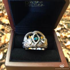 ¡Revive la épica de El Señor de los Anillos con el increíble Anillo de Aragorn Barahir! Realizado en plata de primera Ley 925, este anillo oficial de la Noble Collection viene con un cristal de Strass verde en el centro