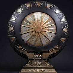 Espectacular escudo oficial de Wonder Woman basado en el personaje de DC Comics. Este precioso escudo realizado a mano en polystone con un tamaño aproximado de 49,5 x 17,8 x 58 cm. 