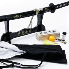 Réplica de Hattori Hanzo de la katana de Kill Bill, realizada en acero 1024º. Incluye soporte de mesa, funda y kit de limpieza.