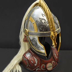 Réplica oficial de Casco de Éomer basado en la saga de El Señor de los Anillos. El casco está realizado en resina con una cresta de pelo de caballo sintético y cuero genuino en el dorso del casco.