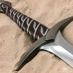 Una reliquia de la Tierra Media llega a tus manos con la réplica oficial de Sting (Dardo), la icónica espada empuñada por Bilbo Bolsón en El Hobbit: Un viaje inesperado. Forjada en acero AUS-6 y con una longitud de 56 cm