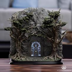 Réplica oficial de The Doors of Durin basada en la saga de El Señor de los Anillos. La figura está realizada en polystone de alta calidad creando un diorama de 360º, incluye iluminación LED. La figura ha sido esculpida por el maestro Leonard Ellis. 