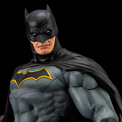 Figura de Batman (Rebirth) de la serie ArtFX+, original de “DC Comics”, esta figura ha sido creada por Kotobukiya y realizada en vinilo con aproximadamente 24 cm. 