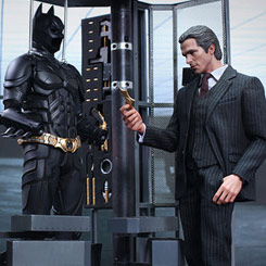Espectacular y detallado Armero y Figuras Edición Limitada de Batman, Bruce Wayne & Alfred basados en la película Batman The Dark Knight interpretado por Christian Bale.
