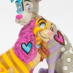 Romántica figura del 60 aniversario de La Dama y el Vagabundo realizada por el pintor y escultor Romero Britto para Disney. Esta preciosa figura de unos 20.3 x 16.5 cm., de altura aproximadamente. 