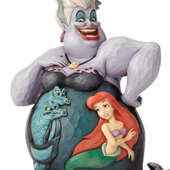 Espectacular figura de la malvada Ursula basada en el clásico de Walt Disney “La Sirenita” de 1989, el artista Jim Shore ha creado esta preciosa figura de Ursula, la figura tiene unas medidas aproximadas de 21 x 22 x 16 cm., 