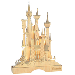 El Castillo del Rey brilla con una cálida magia cuando Cenicienta sale de su Carruaje Calabaza, lista para encontrarse con su Príncipe Encantador. Con las luces LED