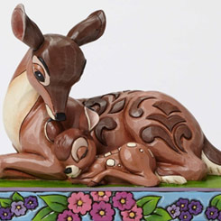 Tierna figura de Bambi y su madre basado en el clásico de 1942 de Walt Disney. Con esta figura de cerca de 11 cm., de altura.