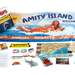 ¿Te atreverías a pasar unas vacaciones en Amity Island? Abre la caja de los recuerdos del verano de 1975 en Amity Island y revive el episodio más escalofriante en la historia de esta encantadora comunidad de Nueva Inglaterra. 