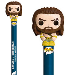 Precioso Bolígrafo Funko Pop de Aquaman basado en la película Batman v Superman: Dawn of Justice, este precioso bolígrafo tiene una miniatura de tu personaje favorito en la parte superior de un tamaño aproximado de 2 cm. 