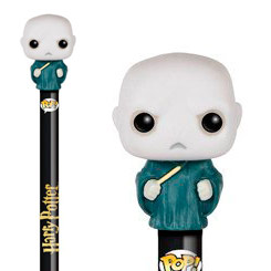 Divertido Bolígrafo Funko Pop de Lord Voldemort basado en la saga de Harry Potter, este precioso bolígrafo tiene una miniatura de tu personaje favorito en la parte superior de un tamaño aproximado de 2 cm.