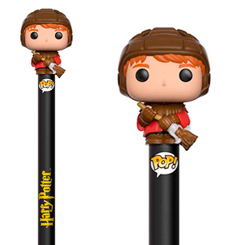 Precioso bolígrafo de Ron Weasley Quidditch basado en la saga de Harry Potter, este precioso bolígrafo tiene una miniatura de tu personaje favorito en la parte superior de un tamaño aproximado de 2 cm.