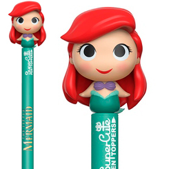 Precioso Bolígrafo Funko Pop de Ariel basado en el clásico de Disney "La Sirenita", este precioso bolígrafo tiene una miniatura de tu personaje favorito en la parte superior de un tamaño aproximado de 2 cm.