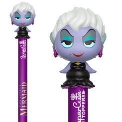 Precioso Bolígrafo Funko Pop de Ursula basado en el clásico de Disney "La Sirenita", este precioso bolígrafo tiene una miniatura de tu personaje favorito en la parte superior de un tamaño aproximado de 2 cm.