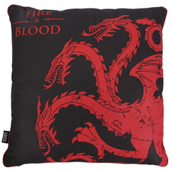 Cojín Oficial Targaryen basado en la serie de la HBO Juego de Tronos. Este precioso cojín tiene unas medidas aproximadas de 46 x 46 cm., y está realizado en 50% Poliéster y 50% Algodón. 