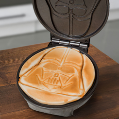 Máquina para hacer gofres oficial del casco de Darth Vader basado en la saga de Star Wars. Disfruta de los gofres más malvados de la galaxia. Diviértete haciendo unos gofres con la forma de la icónica de Darth Vader. 