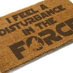 Perturbador felpudo con la frase "I Feel a Disturbance in the Force" de la mítica saga de “Star Wars”, ideal como felpudo de bienvenida.