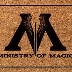Precioso felpudo de Ministry of Magic basado en la saga de Harry Potter. ideal como felpudo de bienvenida. Medidas aproximadas de 40 cm x 60 cm., realizado en PVC y fibra de coco.
