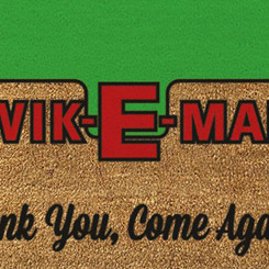 Divertido felpudo con el texto Kwik-E-Mart inspirado en la mítica serie de televisión The Simpsons creada por Matt Groening para Fox Broadcasting Company, ideal como felpudo de bienvenida.