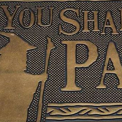 Precioso felpudo con el texto Shall not Pass! inspirado en la mítica saga de “El Señor de los Anillos” creada por J. R. R. Tolkien, ideal como felpudo de bienvenida. Medidas aproximadas de 40 cm. x 60 cm.,