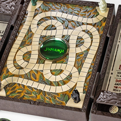 ¡Prepárate para una experiencia inolvidable con la réplica a escala real del legendario tablero de Jumanji! Este cautivador artefacto te sumergirá en el emocionante y misterioso mundo del juego donde las aventuras cobran vida.