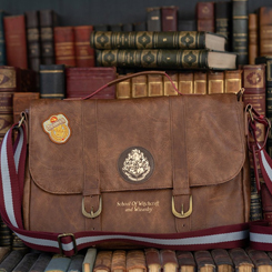 Bolso oficial de Hogwarts basado en la saga de Harry Potter. De vuelta a Hogwarts! ¡Ve a la plataforma 9 3/4, toma asiento en el Expreso de Hogwarts y no olvides tu bolso Harry Potter! 