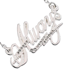 Precioso colgante realizado en plata con la palabra "Always" sobre la cicatriz en forma de rayo de Harry Potter, esta preciosa pieza de coleccionista está realizado en plata con cristales Swarovski®. 