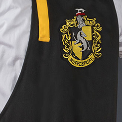 Haz que tus momentos en la cocina sean diferentes con este simpático delantal de  Hufflepuff, una de las casas de Hogwarts. Este precioso delantal está realizado en 100% algodón