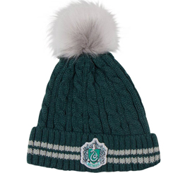 Réplica oficial del gorro con pompón de Draco Malfoy y de todos los estudiantes de la casa Slytherin. Realizada en material acrílico, con los colores y el emblema de la casa Slytherin. 