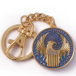 Réplica oficial en forma de llavero del logo The Magical Congress of the United States of America basado en la saga de Animales Fantásticos, Este precioso llavero está realizado en metal.
