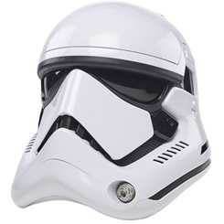 Descubre las emocionantes historias del bien contra el mal en una galaxia muy, muy lejana con el Casco electrónico de Stormtrooper Primera Orden Black Series de Star Wars. 