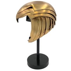 Réplica oficial del casco Golden Armor de Wonder Woman basada en la película Wonder Woman 1984. El casco se ha realizado directamente del accesorio original con una atención rigurosa al detalle