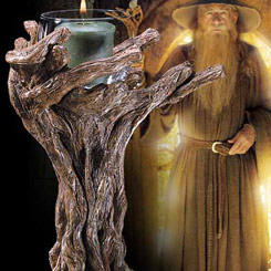 Contempla la majestuosidad del Detallado candelabro en forma de la empuñadura del bastón de Gandalf el Gris, una pieza inspirada en la épica saga de El Señor de los Anillos y El Hobbit.