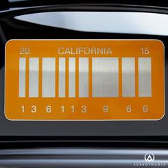 Revive la icónica saga "Regreso al Futuro" con esta impresionante réplica basada en la placa del coche-máquina del tiempo DeLorean de Doc Brown. A escala 1:1 y con medidas aproximadas de 30,50 x 15,50 cm
