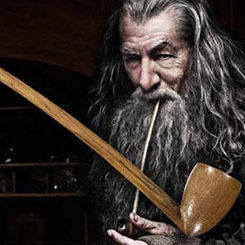 El encanto del mundo de la Tierra Media cobra forma tangible en esta magnífica réplica oficial de la pipa de Gandalf, basada fielmente en la película El Hobbit: Un Viaje Inesperado, dirigida por Peter Jackson.