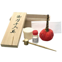 Kit de mantenimiento y limpieza para katanas. Este kit de limpieza está compuesto por, Choji, Uchiko.