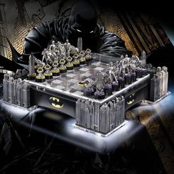 Sumérgete en el universo de Gotham con el impresionante set de ajedrez de Batman. Este deslumbrante juego de ajedrez, fabricado en peltre y con un tablero de vidrio altamente detallado, incluye características de iluminación