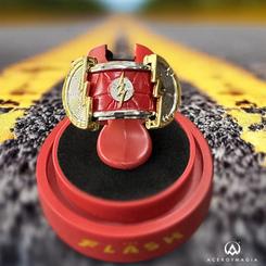 Desata tu velocidad interior y prepárate para correr a través del tiempo y el espacio con este auténtico anillo réplica de The Flash. Inspirado en el legendario superhéroe, este anillo es más que una simple pieza de joyería: es un símbolo de poder