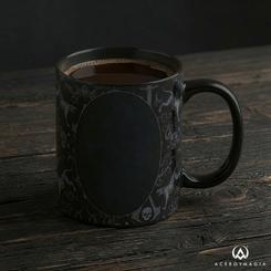 La taza sensitiva al calor Assassin's Creed Black Flag parece apagada hasta que el calor revela su secreto. En cuanto entra la bebida caliente, la taza sensitiva al calor Assassin's Creed Black Flag transforma su diseño y deja aparecer la imagen de Edward