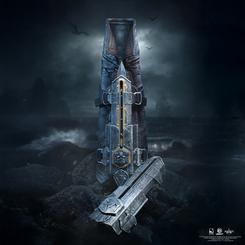La réplica hoja oculta Edward Assassin’s Creed 1/1 parece recién retirada de una vitrina de capitán corsario. Su silueta alargada, el guante oscuro y la hoja visible convierten esta pieza en un objeto con presencia inmediata