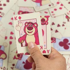 Añade un toque de dulzura a tus partidas con esta encantadora baraja de cartas de Lotso. Presentadas en una práctica y resistente caja metálica, estas cartas destacan por su diseño inspirado en Lots-o’-Huggin’ Bear,