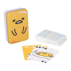 Disfruta de la compañía más relajada con la Baraja de Naipes Gudetama en su encantadora caja metálica. Esta baraja, compuesta por 52 cartas y 2 cartas de joker, es el complemento perfecto para tus momentos de entretenimiento