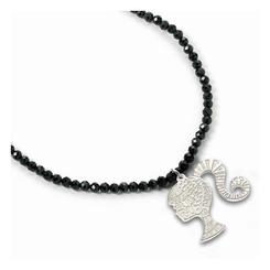 Déjate seducir por la elegancia y el encanto del collar con colgante "Silhouette on Black Onyx Bead" de Barbie. Este exquisito colgante de plata de ley viene acompañado de un collar adornado con cuentas de cuarzo negro