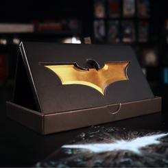 ¡Consigue una réplica del Batarang utilizado por Batman en la icónica película, The Dark Knight! ¡Limitado a solo 5,000 en todo el mundo y numerado de manera individual!  Si eres un fan de Batman, no puedes dejar pasar la oportunidad 