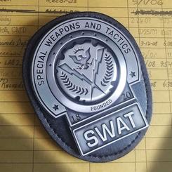 ¡Prepárate para sumergirte en el oscuro universo de Batman con esta impresionante réplica 1/1 de la insignia SWAT de Gotham City! Edición limitada a solo 500 piezas en todo el mundo, esta réplica de metal de alta calidad