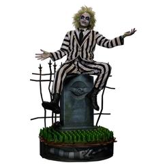 El caos más elegante del cine fantástico aterriza en tu colección con esta estatua Beetlejuice 54 cm, una pieza de gran impacto visual que transforma cualquier vitrina en una escena inolvidable del clásico de 1988. 