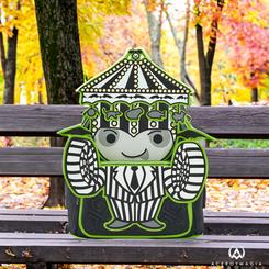 Explora tu lado oscuro con estilo gracias a la mochila mini Pinstripe de Beetlejuice by Loungefly. Esta pieza, con licencia oficial, redefine el concepto de accesorio con su alta calidad y diseño inconfundible. 